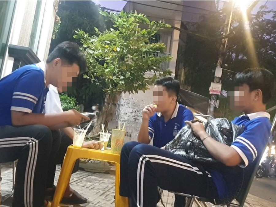 Học sinh trường THPT T.Đ (Q.Bình Thạnh, TP.HCM) thản nhiên hút pod. Ảnh: Song Mai Học sinh trường THPT T.Đ (Q.Bình Thạnh, TP.HCM) thản nhiên hút pod. Ảnh: Song Mai