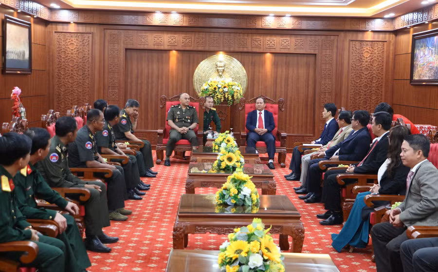 Quang cảnh buổi tiếp đoàn cán bộ cấp cao Bộ Tư lệnh Quân khu I Quân đội Hoàng gia Campuchia tại Tỉnh ủy Gia Lai. Quang Tấn