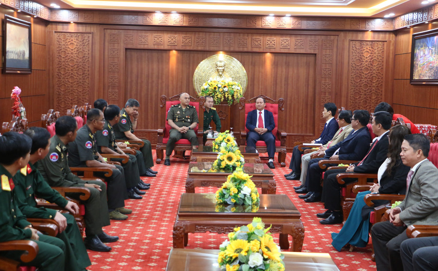 Quang cảnh buổi tiếp đoàn cán bộ cấp cao Bộ Tư lệnh Quân khu I Quân đội Hoàng gia Campuchia tại Tỉnh ủy Gia Lai. Quang Tấn