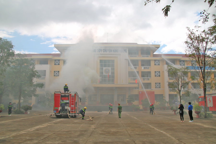 Quang cảnh buổi diễn tập PCCC-CNCH tại Trường THPT chuyên Hùng Vương. Ảnh: Trương Quang Hà Quang cảnh buổi diễn tập PCCC-CNCH tại Trường THPT chuyên Hùng Vương. Ảnh: Trương Quang Hà