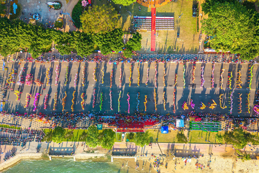 Sau đó, là sự tập trung của 54 con Rồng theo đội hình cùng rất đông khán giả hâm mộ Lân Sư Rồng theo dõi. Ảnh: Nhật Huy