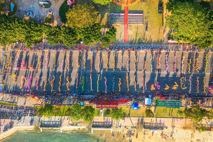 Sau đó, là sự tập trung của 54 con Rồng theo đội hình cùng rất đông khán giả hâm mộ Lân Sư Rồng theo dõi. Ảnh: Nhật Huy