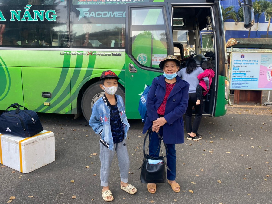 Bà Hồ Thị Hoan vui mừng khi đưa cháu ngoại về quê đón Tết trên "chuyến xe nghĩa tình". Ảnh: Lê Anh Bà Hồ Thị Hoan vui mừng khi đưa cháu ngoại về quê đón Tết trên chuyến xe nghĩa tình. Ảnh: Lê Anh