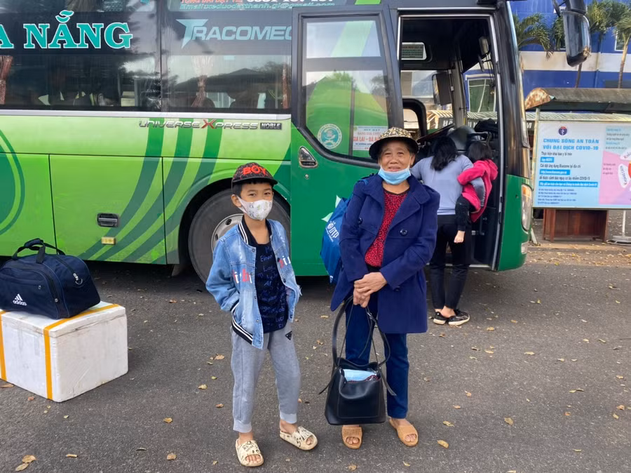 Bà Hồ Thị Hoan vui mừng khi đưa cháu ngoại về quê đón Tết trên chuyến xe nghĩa tình. Ảnh: Lê Anh