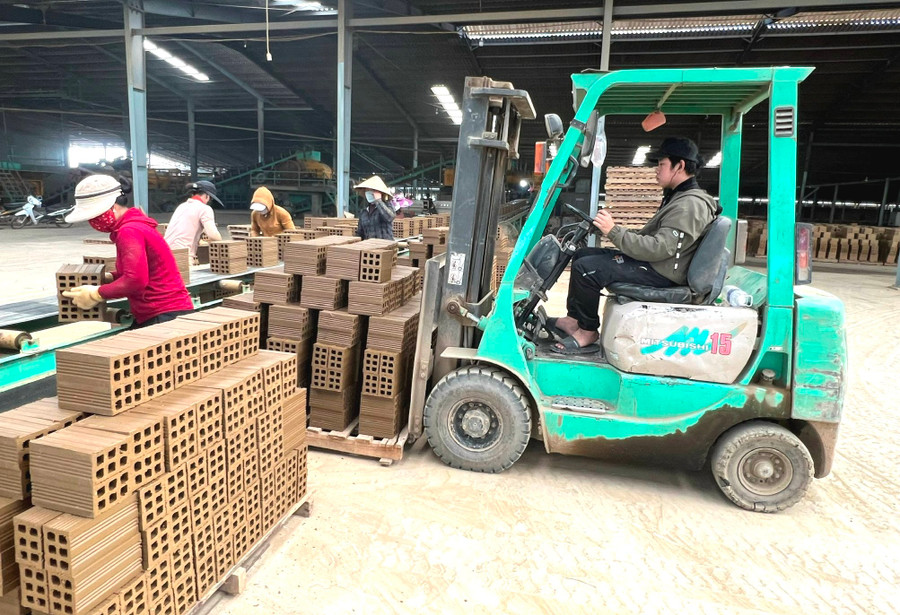 Năm 2023 thị trường việc làm vẫn tiếp tục gặp khó khăn rất cần sự nỗ lực của doanh nghiệp và người lao động . Ảnh: Đinh Yến Năm 2023 thị trường việc làm vẫn tiếp tục gặp khó khăn rất cần sự nỗ lực của doanh nghiệp và người lao động . Ảnh: Đinh Yến
