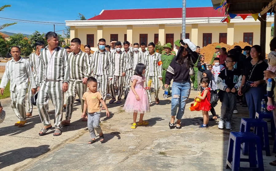 Cứ vào dịp Tết, Trại giam Gia Trung lại tổ chức bữa cơm tất niên dành cho phạm nhân đang chấp hành án tại đây. Hoạt động này nhằm động viên các phạm nhân cố gắng cải tạo tốt để sớm được trở về với gia đình. Ảnh: Hà Phương