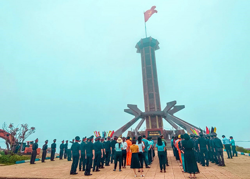 Cột cờ đảo Cồn Cỏ là một trong những cột cờ lớn trên các đảo ven biển Việt Nam, với chiều cao 38,8 mét và Quốc kỳ rộng 24 mét vuông.