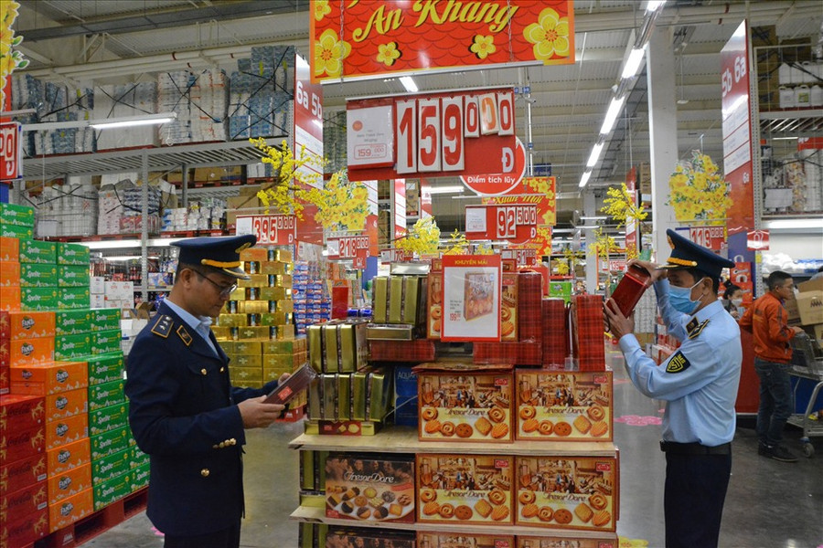 Lực lượng chức năng tỉnh Đắk Lắk sẽ tăng cường kiểm tra thị trường hàng hóa dịp Tết. Ảnh: Bảo Trung