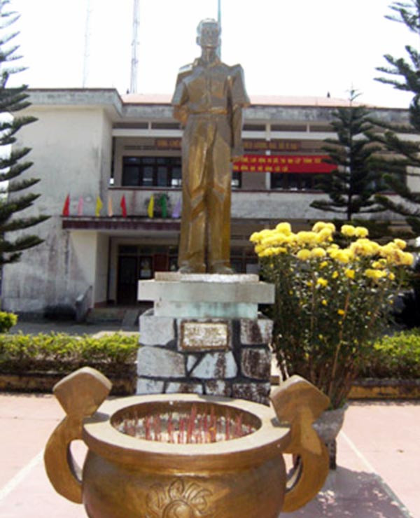 Tượng đài Đỗ Trạc trước UBND xã Cửu An, thị xã An Khê. Ảnh: K.N.B