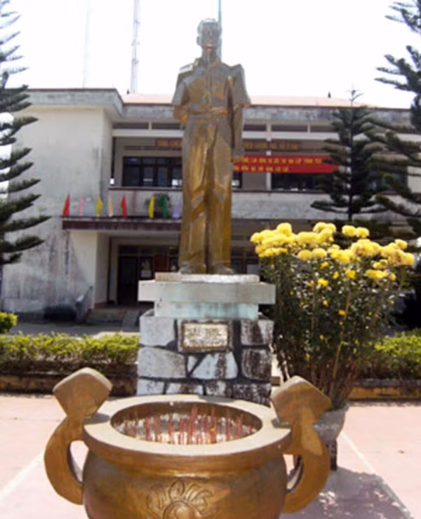 Tượng đài Đỗ Trạc trước UBND xã Cửu An, thị xã An Khê. Ảnh: K.N.B