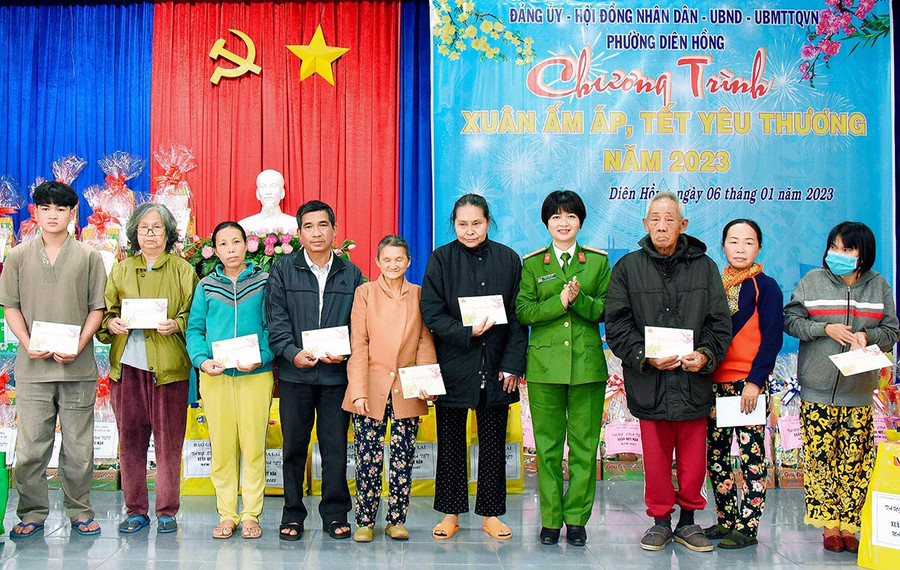 Trung tá Ksor H’Bơ Khắp-Phó Giám đốc Công an tỉnh trao quà cho hộ nghèo. Ảnh: Đức Thụy Trung tá Ksor Bờ H Khắp phó giám đốc công an tỉnh trao quà cho hộ nghèo. Ảnh: Đức Thụy