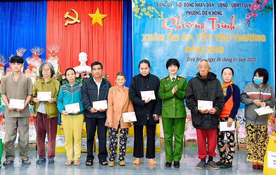 Trung tá Ksor Bờ H Khắp phó giám đốc công an tỉnh trao quà cho hộ nghèo. Ảnh: Đức Thụy