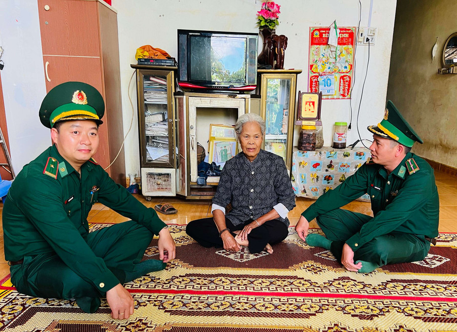 Cán bộ Đồn Biên phòng CKQT Bờ Y tuyên truyền pháp luật cho người dân thôn Đăk Mế, xã Pờ Y, huyện Ngọc Hồi. Ảnh: NH Cán bộ Đồn Biên phòng CKQT Bờ Y tuyên truyền pháp luật cho người dân thôn Đăk Mế, xã Pờ Y, huyện Ngọc Hồi. Ảnh: NH