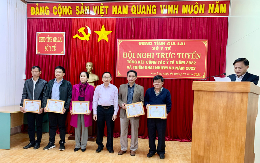 Ông Lý Minh Thái (thứ tư từ trái qua)- Phó Giám đốc Sở Y tế trao giấy khen của Sở Y tế cho các tập thể có thành tích xuất sắc trong công tác năm 2022. Ảnh: Như Nguyện Ông Lý Minh Thái (thứ tư từ trái qua)- Phó Giám đốc Sở Y tế trao giấy khen của Sở Y tế cho các tập thể có thành tích xuất sắc trong công tác năm 2022. Ảnh: Như Nguyện
