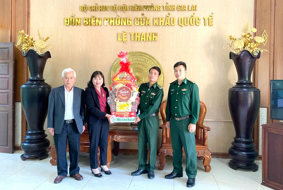 Đoàn công tác thăm, chúc Tết cán bộ, chiến sĩ Đồn Biên phòng Cửa khẩu Quốc tế Lệ Thanh . Ảnh: Lê Đại Phó Chủ tịch Ủy ban MTTQ Việt Nam tỉnh Gia Lai Phạm Thị Lan (thứ 7 từ trái qua) tặng quà Tết cho bà con Việt kiều nghèo tại tỉnh Ratanakiri (Campuchia). Ảnh: Lê Đại