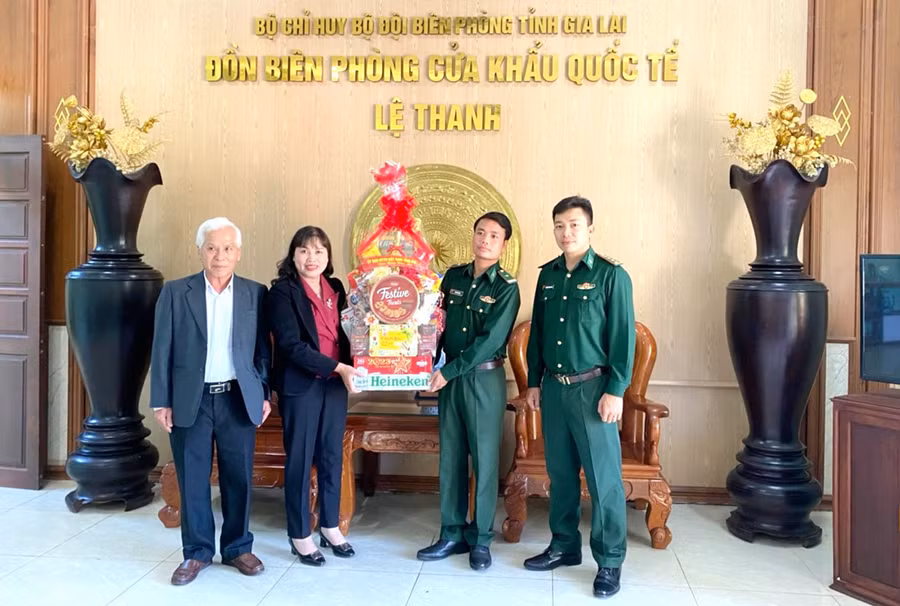  Phó Chủ tịch Ủy ban MTTQ Việt Nam tỉnh Gia Lai Phạm Thị Lan (thứ 7 từ trái qua) tặng quà Tết cho bà con Việt kiều nghèo tại tỉnh Ratanakiri (Campuchia). Ảnh: Lê Đại