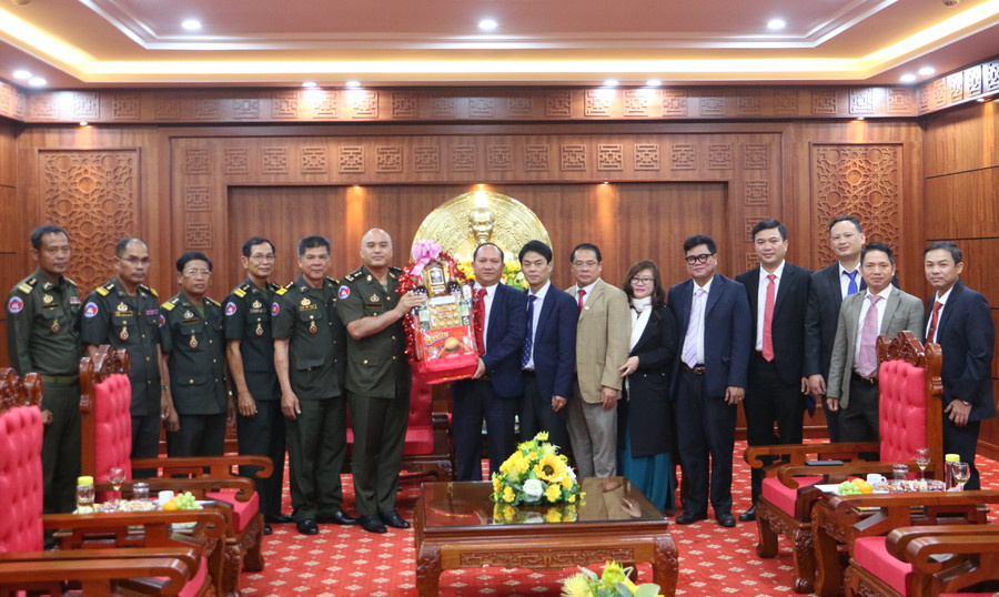 Trung tướng Huốt Sộ Văn-Phó Tư lệnh Quân khu I (Quân đội Hoàng gia Campuchia) chúc Tết và tăng quà cho lãnh đạo Tỉnh ủy Gia Lai
