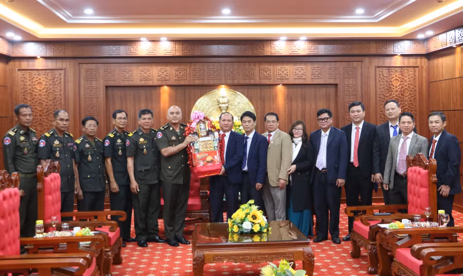 Trung tướng Huốt Sộ Văn-Phó Tư lệnh Quân khu I (Quân đội Hoàng gia Campuchia) chúc Tết và tăng quà cho lãnh đạo Tỉnh ủy Gia Lai