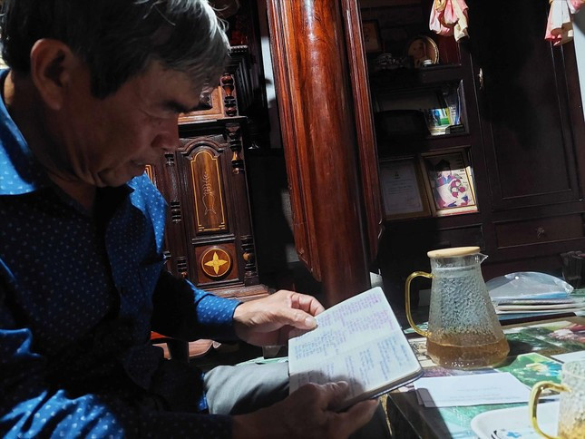 Ông Nguyễn Quốc Chinh với những cuốn sổ tay ghi hải trình hơn 30 năm đi biển. Ảnh: Trần Tuấn