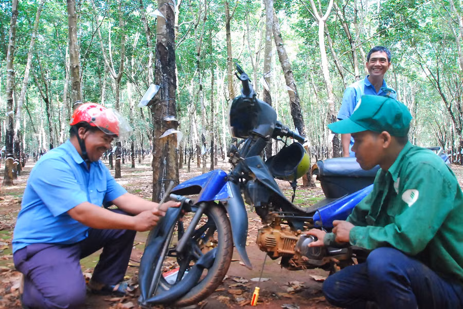 Anh Siu Rếp (bìa trái) vá xe miễn phí cho công nhân Kpă Lor. Ảnh: Hà Tây Anh Siu Rếp (bìa trái) vá xe miễn phí cho công nhân Kpă Ior. Ảnh: Hà Tây