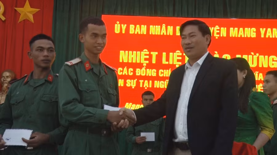  Ông Lê Trọng-Chủ tịch UBND huyện tặng quà cho các quân nhân đã hoàn thành xuất sắc nghĩa vụ quân sự trở về địa phương. Ảnh: Kim Hoàn