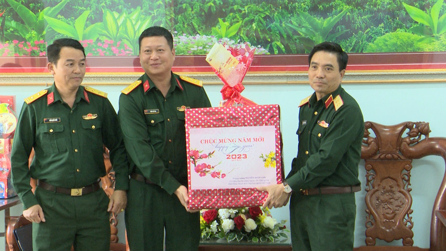 Trung tướng Nguyễn Doãn Anh tặng quà chúc mừng năm mới cho Ban Chỉ huy Quân sự TP. Pleiku. Ảnh: Bá Bính Trung tướng Nguyễn Doãn Anh tặng quà chúc mừng năm mới cho Ban Chỉ huy Quân sự TP. Pleiku. Ảnh: Bá Bính