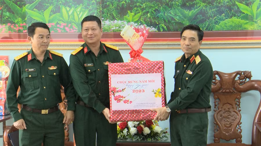 Trung tướng Nguyễn Doãn Anh tặng quà chúc mừng năm mới cho Ban Chỉ huy Quân sự TP. Pleiku. Ảnh: Bá Bính