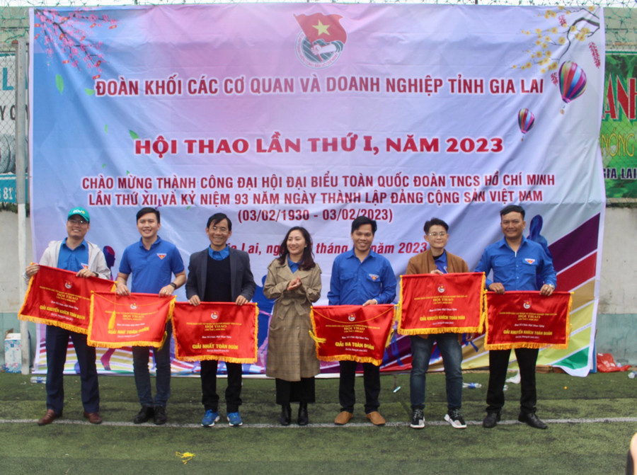 Chị Huỳnh Thị Lệ Bích (ở giữa)-Bí thư Đoàn khối các Cơ quan và Doanh nghiệp tỉnh trao giải toàn đoàn cho các đội thi. Ảnh: Phan Lài