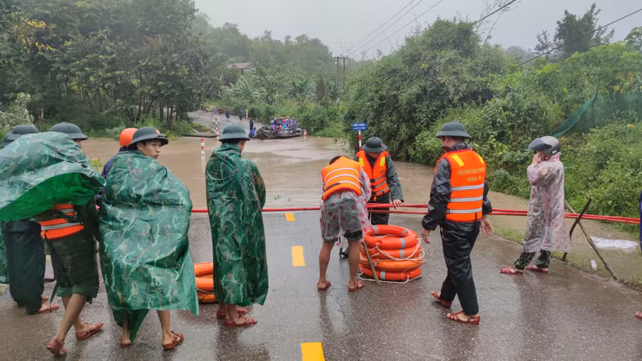  Năm 2022, do ảnh hưởng của bão số 4 (Noru), nhiều ngầm tràn ở miền núi Quảng Trị bị ngập nặng, chia cắt cục bộ. (Ảnh: Thanh Lộc/TNO)
