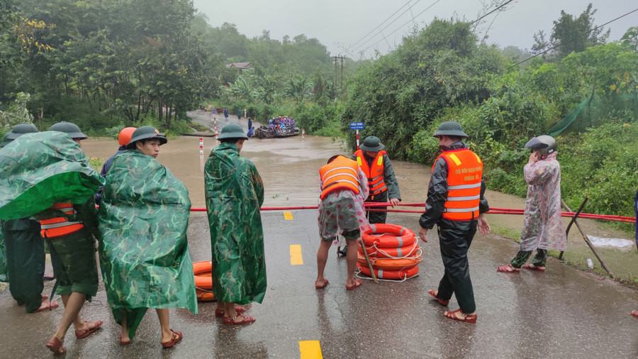  Năm 2022, do ảnh hưởng của bão số 4 (Noru), nhiều ngầm tràn ở miền núi Quảng Trị bị ngập nặng, chia cắt cục bộ. (Ảnh: Thanh Lộc/TNO)