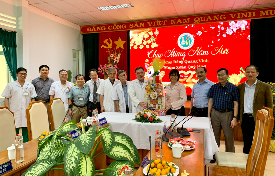 Phó Chủ tịch UBND tỉnh Nguyễn Thị Thanh Lịch thăm, chúc Tết tại Bệnh viện Đa khoa tỉnh Gia Lai. Ảnh: Như Nguyện