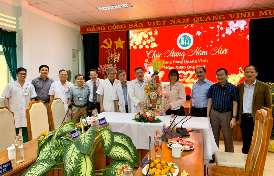 Phó Chủ tịch UBND tỉnh Nguyễn Thị Thanh Lịch thăm, chúc Tết tại Bệnh viện Đa khoa tỉnh Gia Lai. Ảnh: Như Nguyện