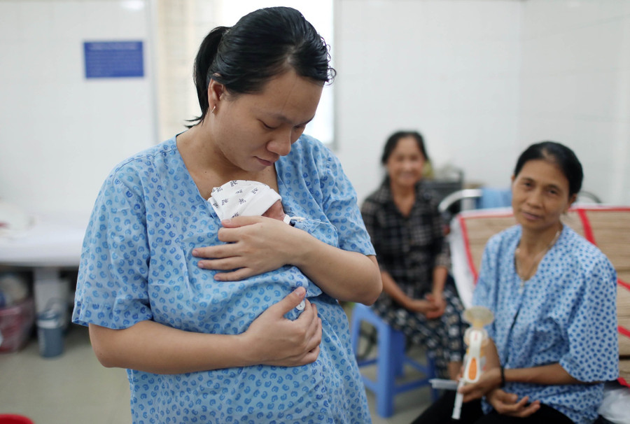 Chị Hoàng Thị Tâm ấp bé trai ở phòng chăm sóc Kangaroo, BV Từ Dũ. Ảnh: Ngọc Dương 