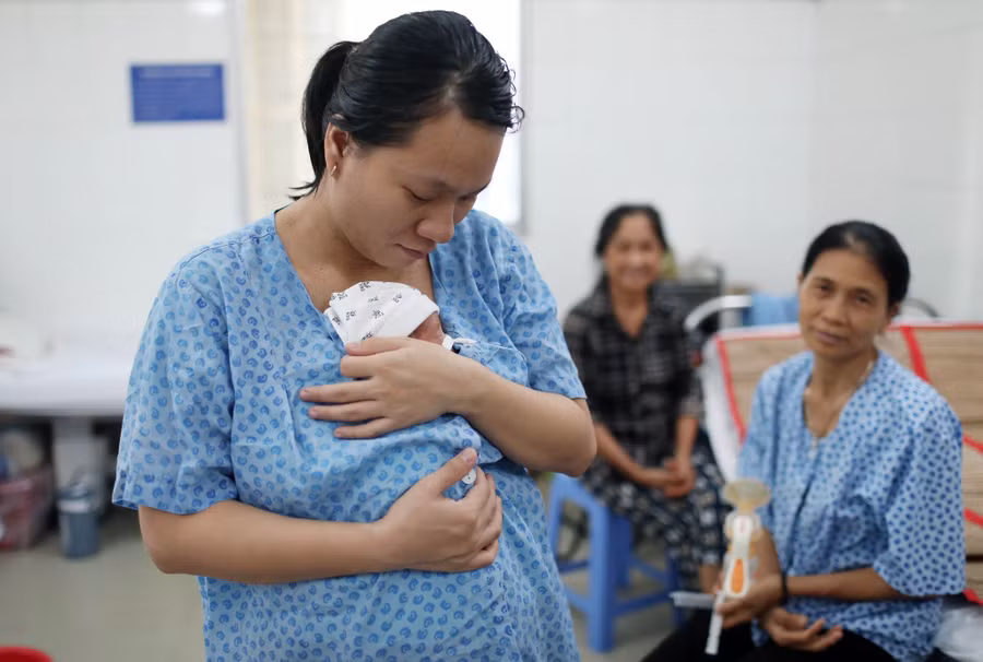 Chị Hoàng Thị Tâm ấp bé trai ở phòng chăm sóc Kangaroo, BV Từ Dũ. Ảnh: Ngọc Dương 