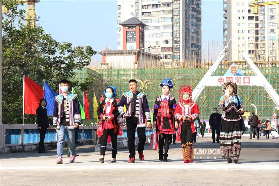 Cửa khẩu quốc tế Lào Cai đón những du khách đầu tiên từ Trung Quốc nhập cảnh vào Việt Nam trong sáng 8.1. Ảnh: Văn Đức