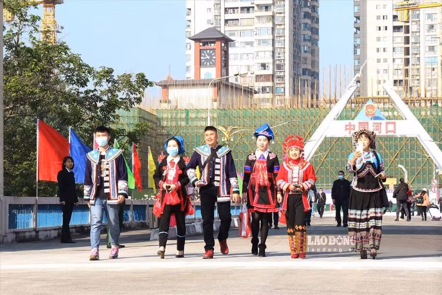 Cửa khẩu quốc tế Lào Cai đón những du khách đầu tiên từ Trung Quốc nhập cảnh vào Việt Nam trong sáng 8.1. Ảnh: Văn Đức