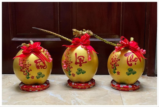 Dừa chơi tết có giá từ 100 đến 200 nghìn đồng/1 quả. Ảnh: Văn Chiến