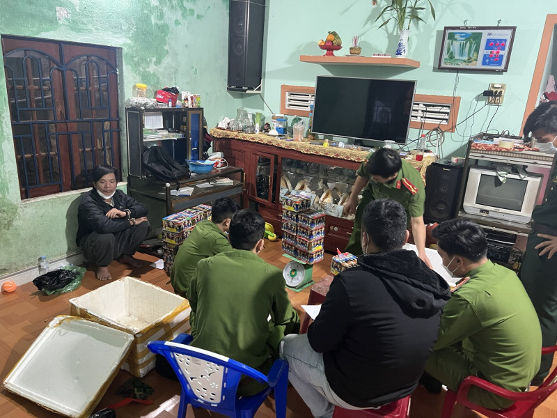 Khám xét nhà phát hiện pháo lậu. Khám xét nhà phát hiện pháo lậu.