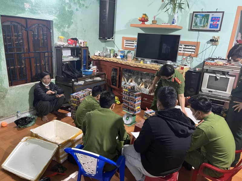  Khám xét nhà phát hiện pháo lậu.