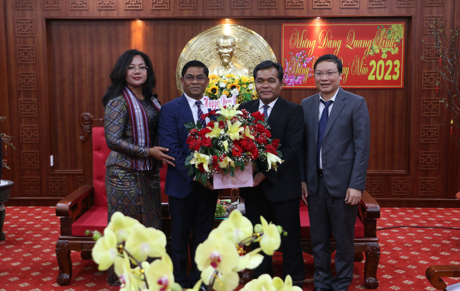 Ngài Tỉnh trưởng và phu nhân tặng hoa, quà, chúc mừng năm mới lãnh đạo tỉnh Gia Lai. Quang Tấn