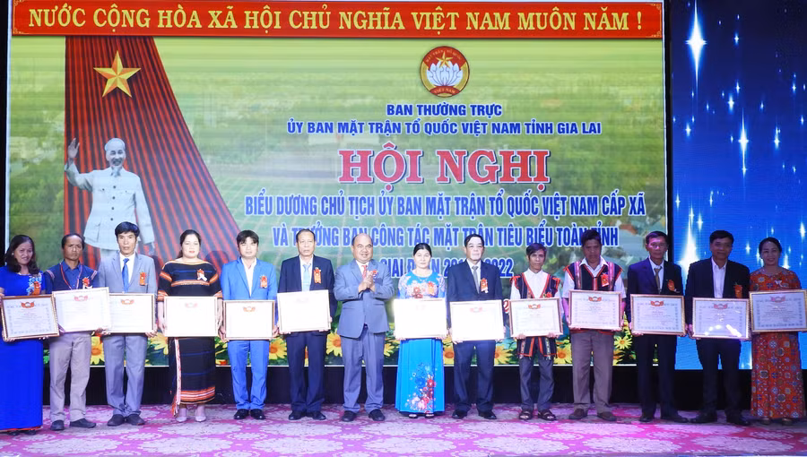 Ủy ban MTTQ Việt Nam tỉnh tặng bằng khen các chủ tịch Ủy ban MTTQ Việt Nam cấp xã và trưởng ban công tác Mặt trận tiêu biểu toàn tỉnh giai đoạn 2017-2022. Ảnh: Thanh Nhật