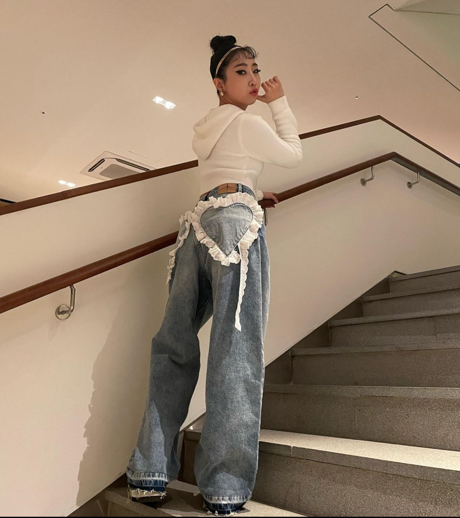 Cực kỳ sành điệu, năng động khi mix hoodie croptop cùng quần jeans ống rộng.