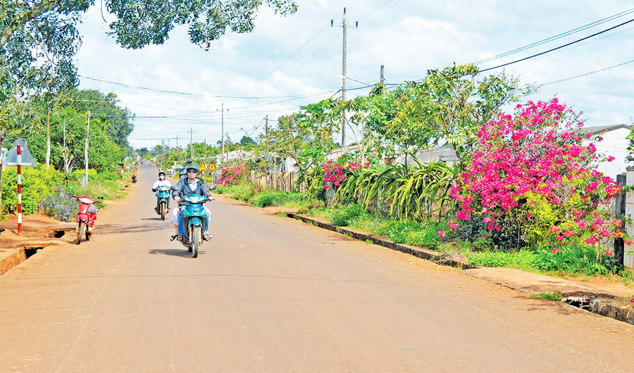  Những trục đường ở làng O Ngol luôn sạch sẽ và rực rỡ sắc hoa. Ảnh: Anh Huy