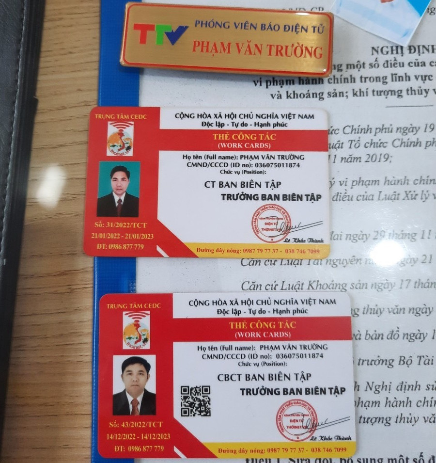 Các giấy tờ cơ quan công an thu giữ từ 2 đối tượng. Ảnh: Ga Mây