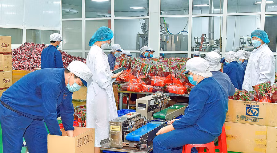 Đóng gói sản phẩm cà phê Lamant tại Công ty TNHH Vĩnh Hiệp (TP. Pleiku). Ảnh: Đ.T