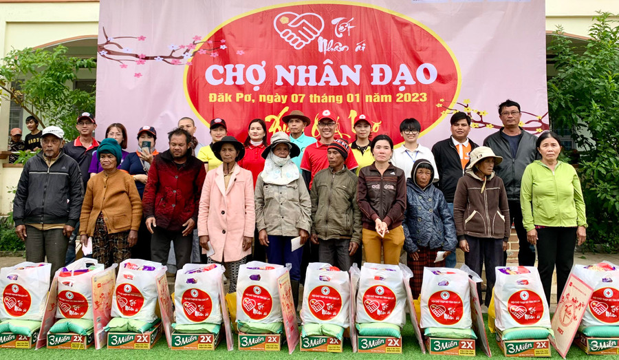 Các hộ nghèo, cận nghèo, hoàn cảnh khó khăn nhận quà tại chương trình Chợ nhân đạo. Ảnh: Như Nguyện