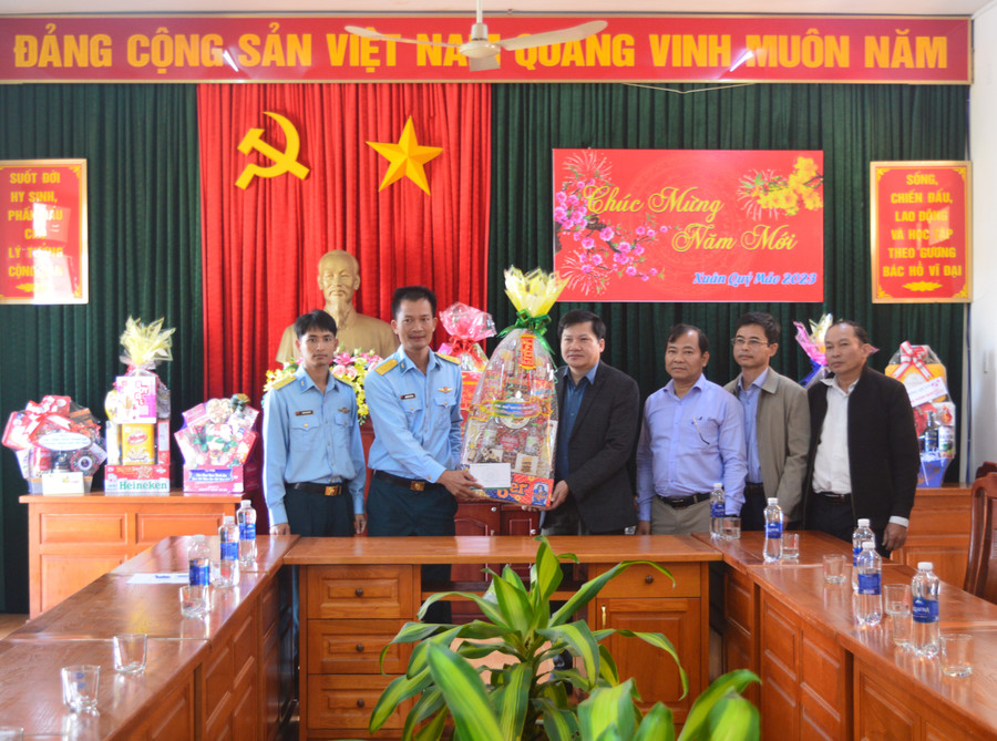 Đoàn công tác của tỉnh thăm, chúc Tết Tiểu đoàn căn cứ sân bay Pleiku. Ảnh: Anh Huy