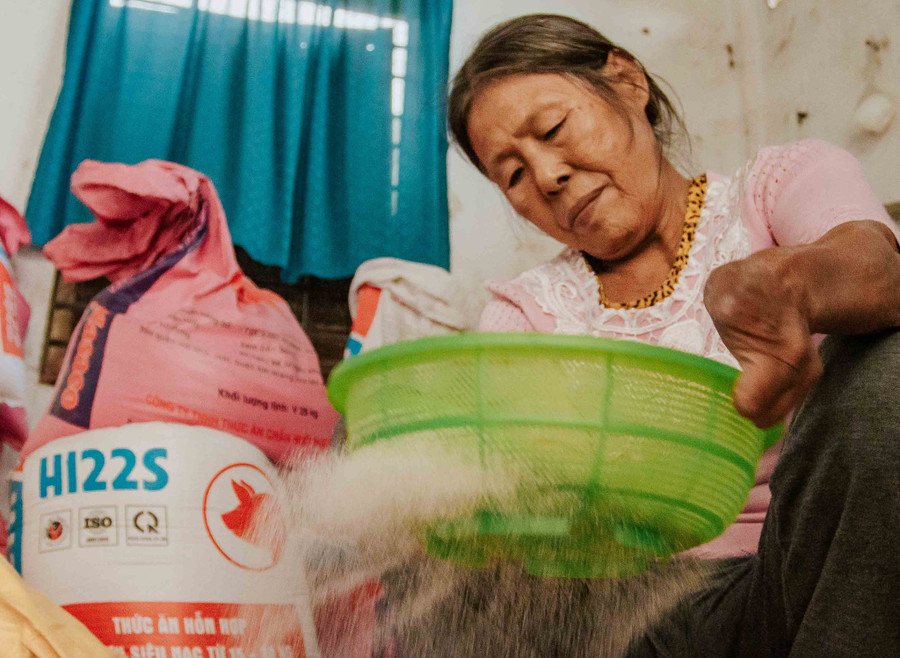 Người dân tại xã Võ Ninh (H.Quảng Ninh, Quảng Bình) sàng cát, phơi khô để kịp bán dịp tết