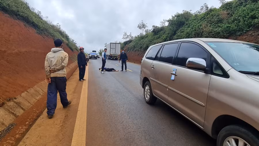 Tài xế xe tải nghi bị đột quỵ, được hỗ trợ bế xuống đường và được một ô tô 7 chỗ chở đi bệnh viện cấp cứu. Ảnh: Hoàng Bình