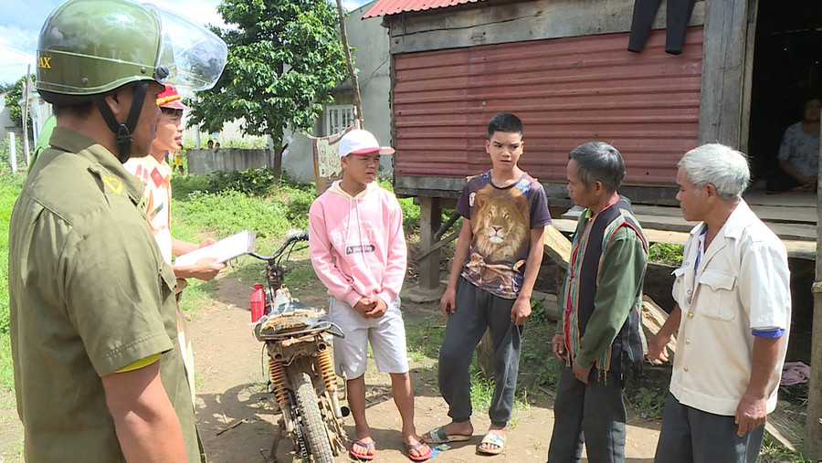 Già Biêy-làng Kon Chrah (xã Hà Ra, huyện Mang Yang) được gọi là “già làng an toàn giao thông” bởi ông luôn năng nổ tuyên truyền các quy định của Luật Giao thông đường bộ cho người dân. Ảnh: Minh Phương Già Biêy-làng Kon Chrah (xã Hà Ra, huyện Mang Yang) được gọi là “già làng an toàn giao thông” bởi ông luôn năng nổ tuyên truyền các quy định của Luật Giao thông đường bộ cho người dân. Ảnh: Minh Phương